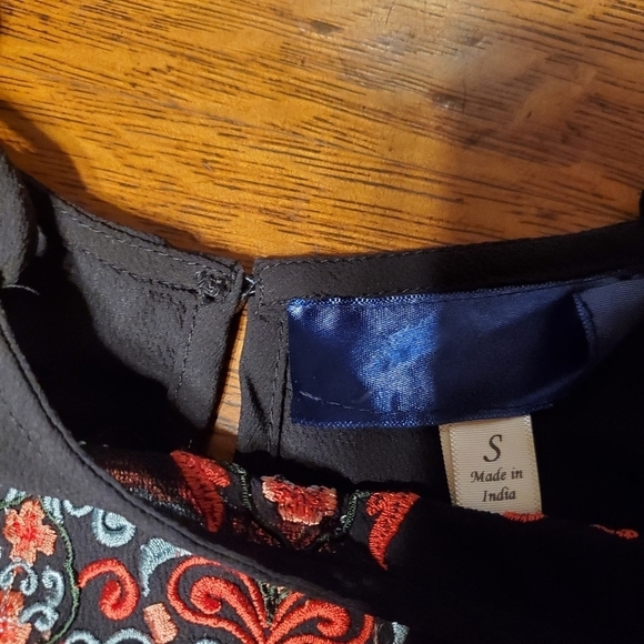 Floral Embroidered Black Women's Tank Top Size Small - Picture 3 of 7